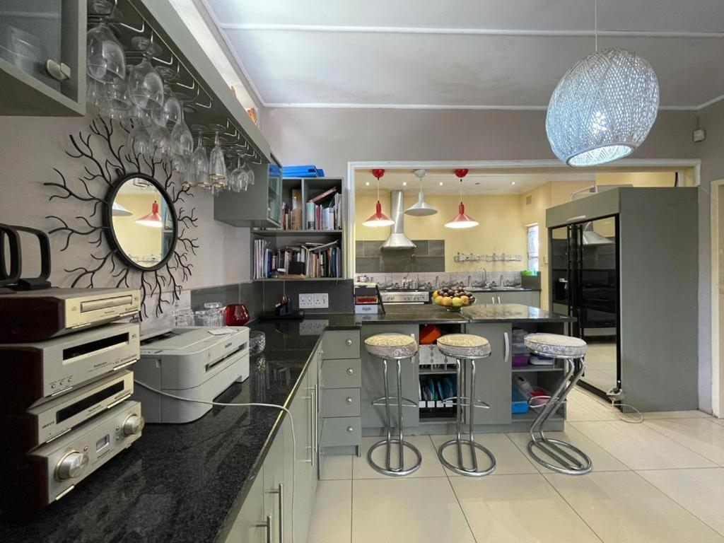 Apartamento 3-bedroom Oasis With Pool Joanesburgo